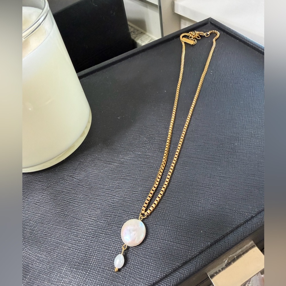 Chic Gold Necklace with Pearl Accents